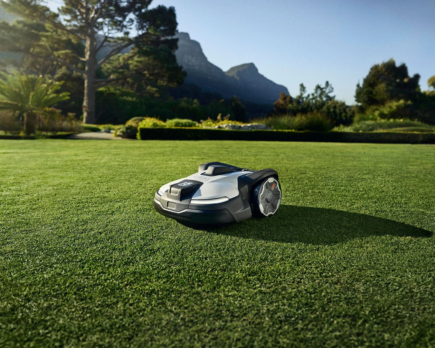Husqvarna Automower 450X NERA Robotic Lawnmower 6 Husqvarna Automower 450X NERA Robotic Lawnmower - Image 4