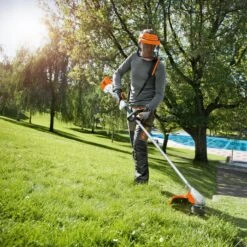 Stihl FSA90R Cordless Brushcutter 9 Stihl FSA90R Cordless Brushcutter -Xtract Power FSA90Rlifestyle2