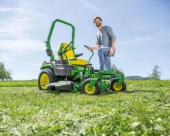 John Deere Z545R Zero-Turn Mower 9 John Deere Z545R Zero-Turn Mower -Xtract Power Greendeck 0000s 0003 r2g025566 LSC