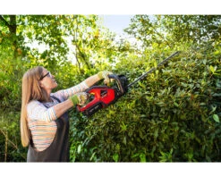 Honda HHH36BXB Cordless Hedge Trimmer -Xtract Power HOndaHedgetrimmerlifestyle2