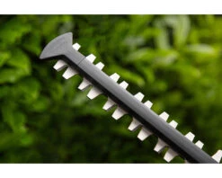 Honda HHH36BXB Cordless Hedge Trimmer -Xtract Power HOndaHedgetrimmerlifestyle4