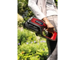 Honda HHT36BXB Cordless Grass Trimmer 14 Honda HHT36BXB Cordless Grass Trimmer -Xtract Power HondaLawnTrimmerlifestyle1