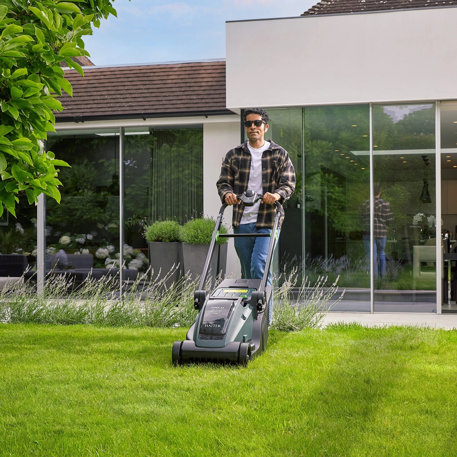 Hayter Hawk 43 AD Cordless Lawnmower 7 Hayter Hawk 43 AD Cordless Lawnmower - Image 5